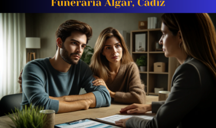 Una imagen horizontal en primer plano de una atractiva pareja joven, de entre 35 y 50 años, discutiendo los preparativos del funeral con un profesional funerario. El matrimonio, de Algar, Cádiz, está sentado a una mesa y sus expresiones reflejan una mezcla de tristeza y paz. La profesional, una atractiva mujer de 35 años, explica los servicios de un funeral privado. El ambiente es una oficina moderna, con papeles, un ordenador portátil y una taza de café sobre la mesa. Al fondo, una estantería contiene varios libros y una planta. La escena captura una atmósfera sombría pero tranquila, sin sonrisas, enfatizando la confianza y el respeto. La imagen incluye el texto "https://www.funerariaencadiz.com/" en español.