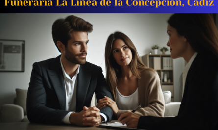 Imagen horizontal que muestra un primer plano de una atractiva pareja joven (de entre 35 y 50 años) consultando a una joven y atractiva directora de funeraria (de unos 35 años). La pareja está participando en una entrevista personal, discutiendo los arreglos para un funeral privado para un ser querido recientemente fallecido. El ambiente es sombrío pero no demasiado triste, y sus expresiones transmiten una sensación de confianza y paz. El escenario está en el Campo de Gibraltar, provincia de Cádiz, y la descripción incluye una URL en español: https://www.funerariaencadiz.com/. La pareja parece española y la escena se desarrolla en un ambiente de oficina, con tonos neutros y decoración minimalista.