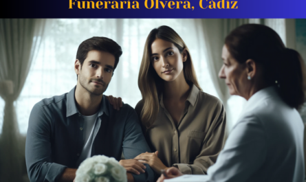 Una imagen horizontal en primer plano de un atractivo matrimonio, de entre 35 y 50 años, que está consultando a una joven y atractiva directora de funeraria, de unos 35 años, sobre cómo organizar un funeral privado para un ser querido recientemente fallecido. La escena es solemne pero no lúgubre. La pareja parece tranquila y serena, reflejando confianza y paz. La imagen incluye texto en español de España, mencionando la URL 'https://www.funerariaencadiz.com/'. La pareja es de Olvera, en la Provincia de Cádiz, y se trata de un encuentro personal, presencial.