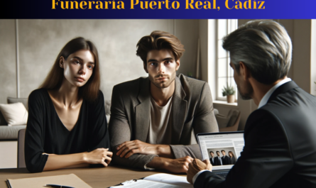 Una imagen horizontal en primer plano de una pareja atractiva, de entre 35 y 50 años, consultando con el director de una funeraria para organizar un funeral privado. La pareja, un hombre y una mujer, lucen tristes pero sus rostros reflejan confianza y paz. El hombre viste una camisa de color claro con un traje oscuro y la mujer lleva un vestido negro. Están hablando con un director de funeraria de unos 30 años, vestido con un traje negro, sentado frente a un escritorio con una computadora portátil abierta, mostrando notas y documentos relacionados con los arreglos del funeral. La oficina es sencilla, con colores neutros y tiene un ambiente sombrío pero tranquilo. Al fondo, un cartel menciona "https://www.funerariaencadiz.com/".